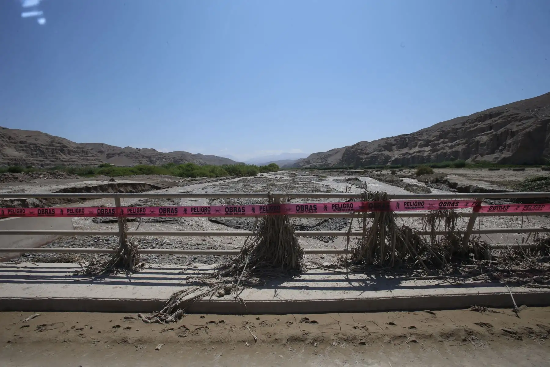 Puente Chipe es debilitado por el río Locumba. Fuertes precipitaciones en la región de Tacna han ocasionado daños estructurales en vías y puentes. Foto: ANDINA/Nathalie Sayago