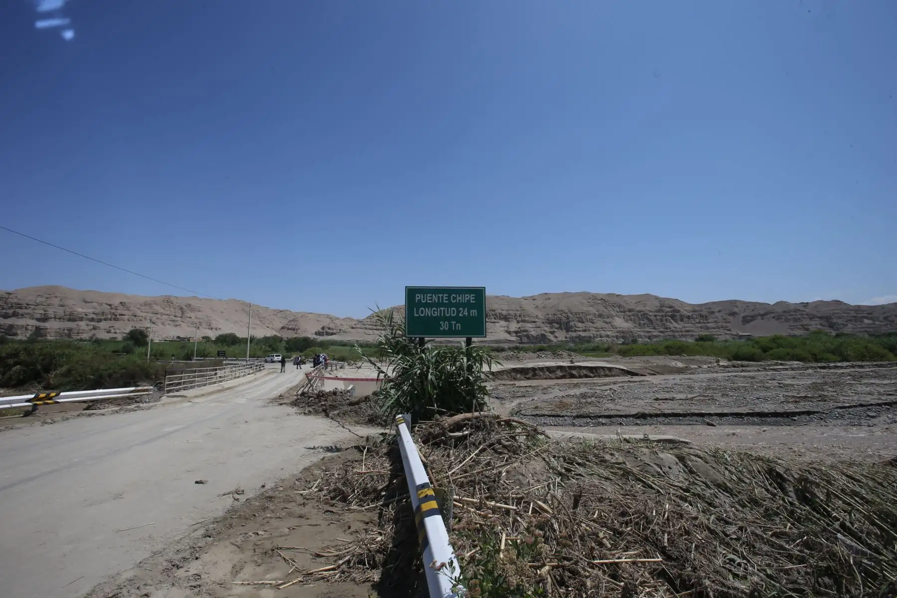 Puente Chipe es debilitado por el río Locumba. Fuertes precipitaciones en la región de Tacna han ocasionado daños estructurales en vías y puentes. Foto: ANDINA/Nathalie Sayago
