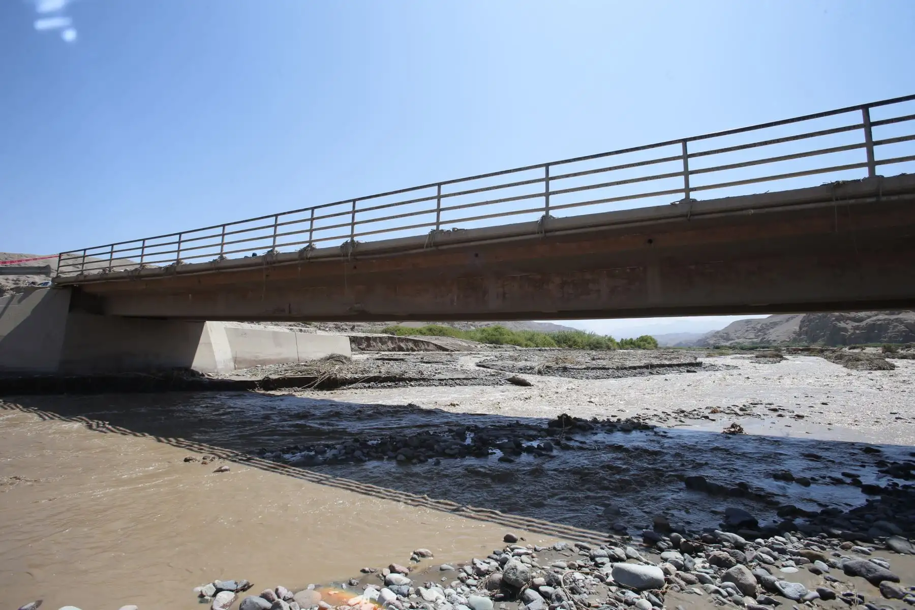 Puente Chipe es debilitado por el río Locumba. Fuertes precipitaciones en la región de Tacna han ocasionado daños estructurales en vías y puentes. Foto: ANDINA/Nathalie Sayago