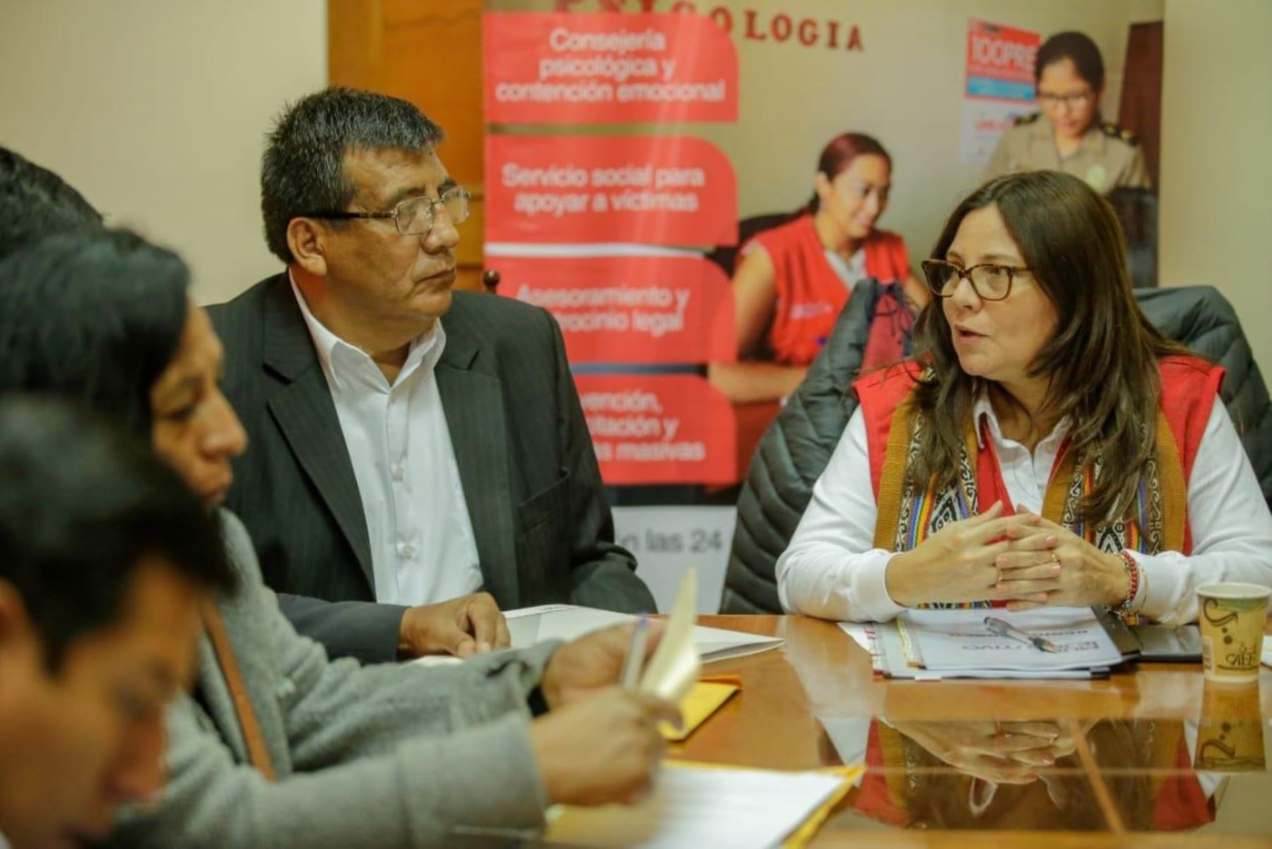 En el contexto del Muni Ejecutivo Cusco, la ministra de la Mujer y Poblaciones Vulnerables, Ana María Mendieta, se reunió con autoridades locales.