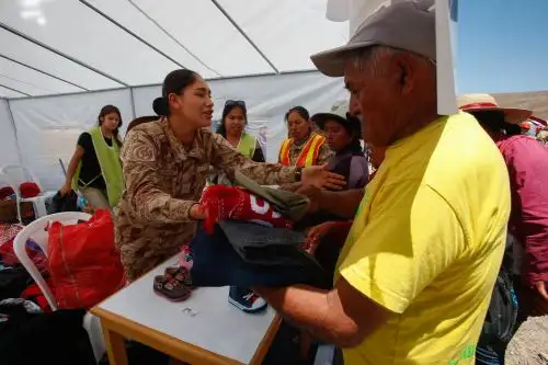 En un paréntesis del drama que les toca vivir desde que un huaico arrasó con sus viviendas, los damnificados del centro poblado de Mirave, en el distrito tacneño de Ilabaya, disfrutaron este jueves de una acción cívica de apoyo solidario organizada por la Sexta Brigada Blindada del Ejército. ANDINA/Nathalie Sayago