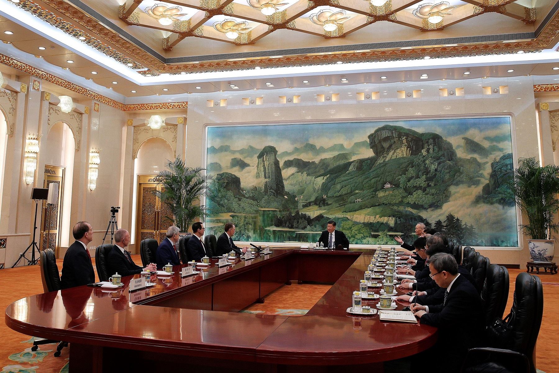 Reunión entre presidente chino, Xi Jinping; y representantes del gobierno de Estados Unidos. Foto: EFE.