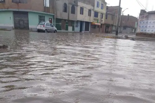 Autoridades de Lambayeque coordinan acciones para atender las emergencias debido a la sorpresiva lluvia que se registró causando aniegos y el colapso del servicio de alcantarillado; los mismos que inundaron viviendas, vías de comunicación e instalaciones del Hospital “Almanzor Aguinaga Asenjo EsSalud. ANDINA/Difusión