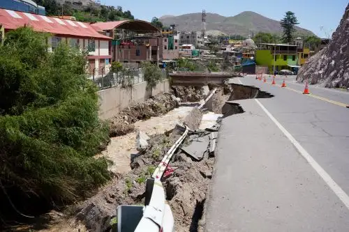 El viceministro de Transportes del Ministerio de Transportes y Comunicaciones (MTC), Carlos Estremadoyro Mory, informó que la prioridad en la atención de la emergencia por huaico en Moquegua es garantizar la provisión de agua y la transitabilidad vehicular en toda la región. ANDINA/Difusión