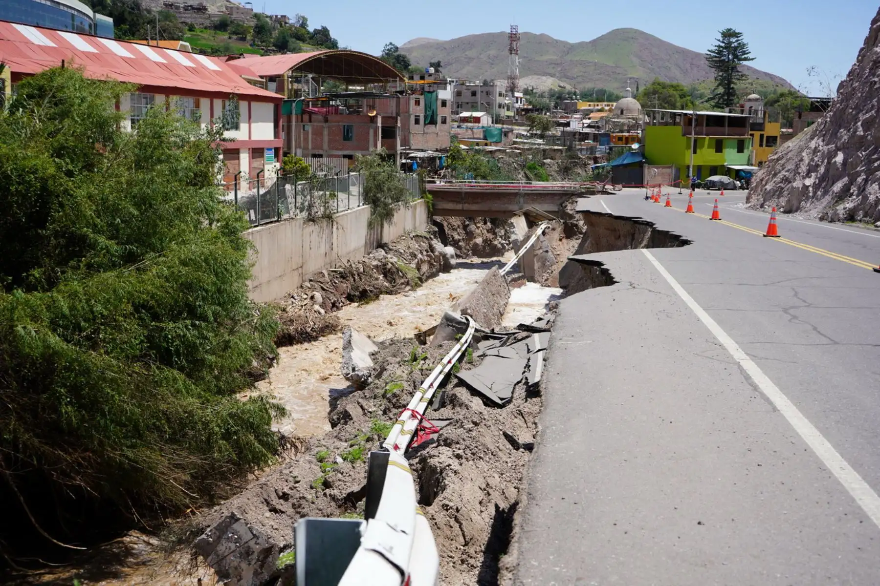 El viceministro de Transportes del Ministerio de Transportes y Comunicaciones (MTC), Carlos Estremadoyro Mory, informó que la prioridad en la atención de la emergencia por huaico en Moquegua es garantizar la provisión de agua y la transitabilidad vehicular en toda la región. ANDINA/Difusión