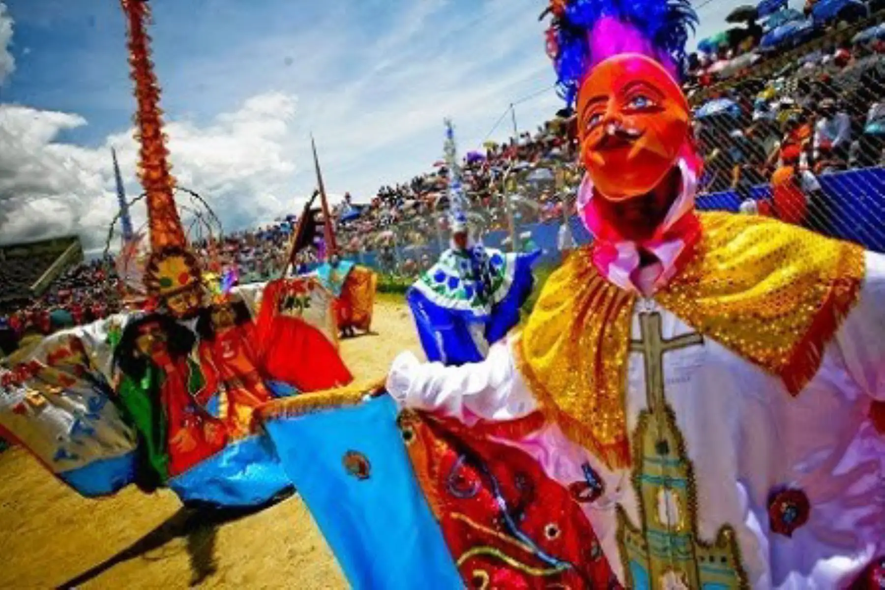 Carnavales en Perú: la fiesta desbordante de todas las sangres y culturas regionales.