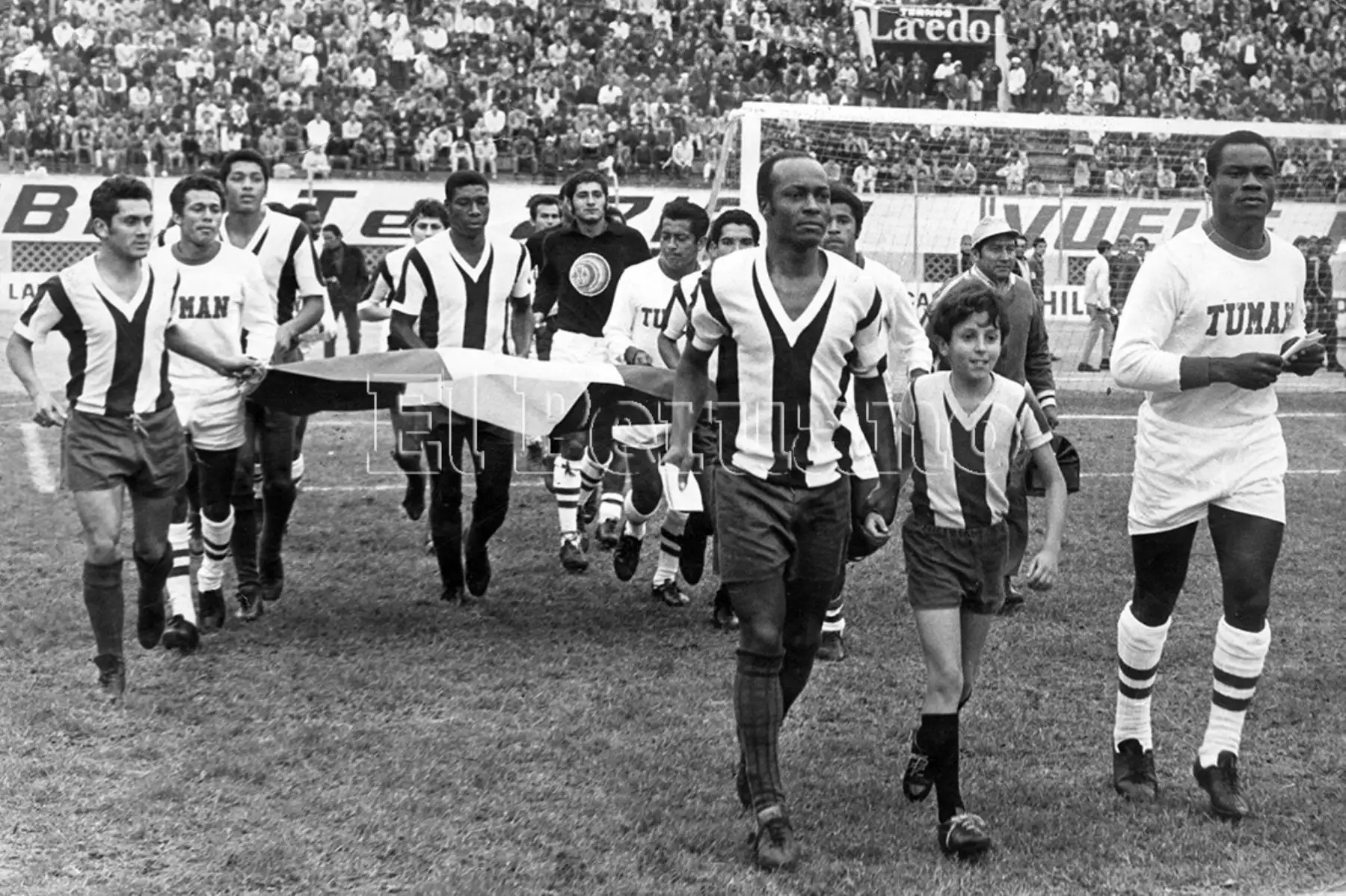 Lima - 30 agosto 1971 / Alianza Lima -con Víctor "Pitín" Zegarra, Manuel Mayorga y José Velásquez-  y Unión Tumán saltan al campo del Estadio Nacional para el encuentro válido por el torneo descentralizado. Foto: Archivo Histórico de EL PERUANO