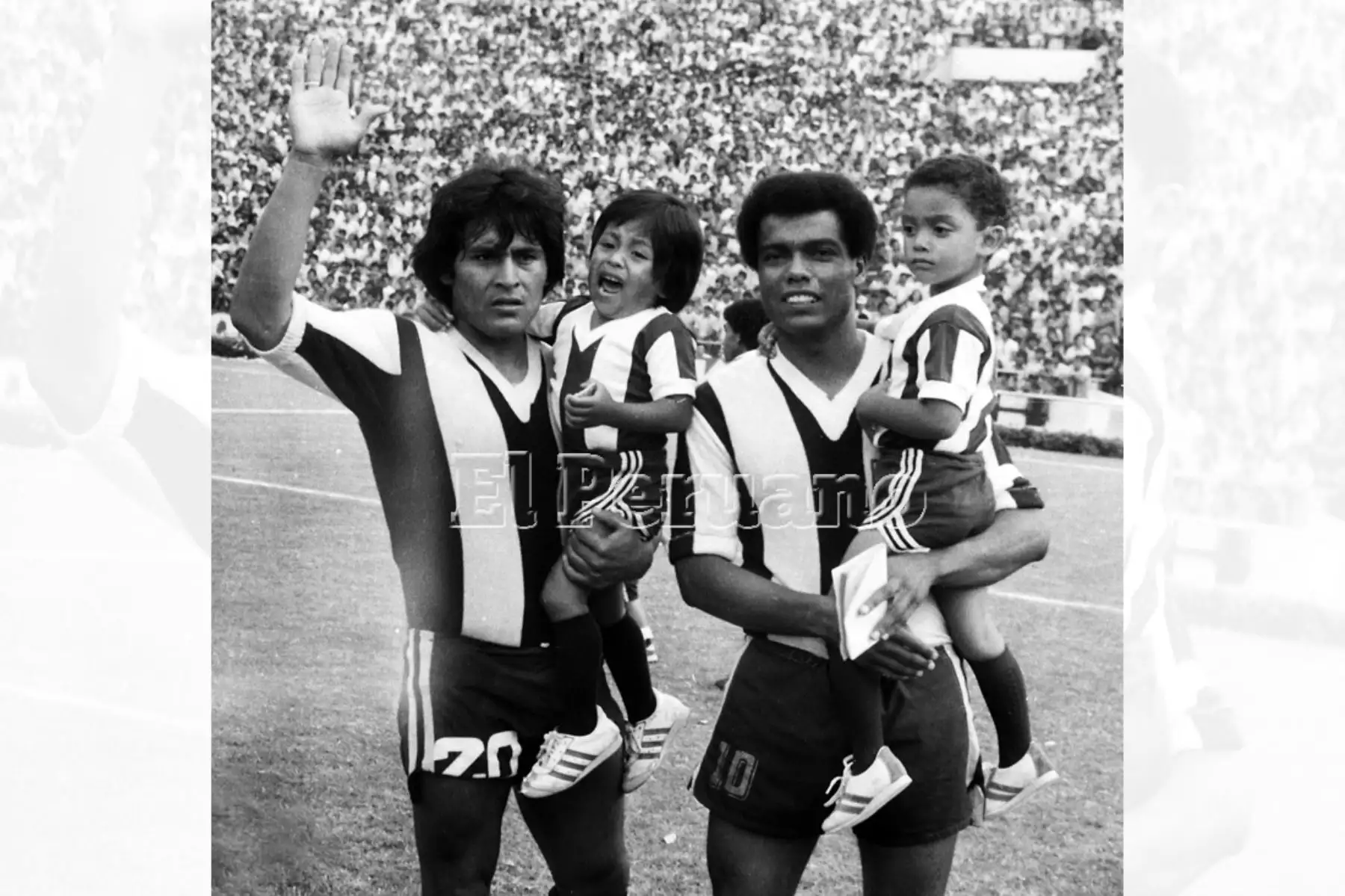 Lima - 21 enero 1979 / Hugo Sotil y Teófilo Cubillas antes del partido final ante el Atlético Chalaco. Alianza Lima se coronó bicampeón del fútbol peruano. Foto: Archivo Histórico de EL PERUANO