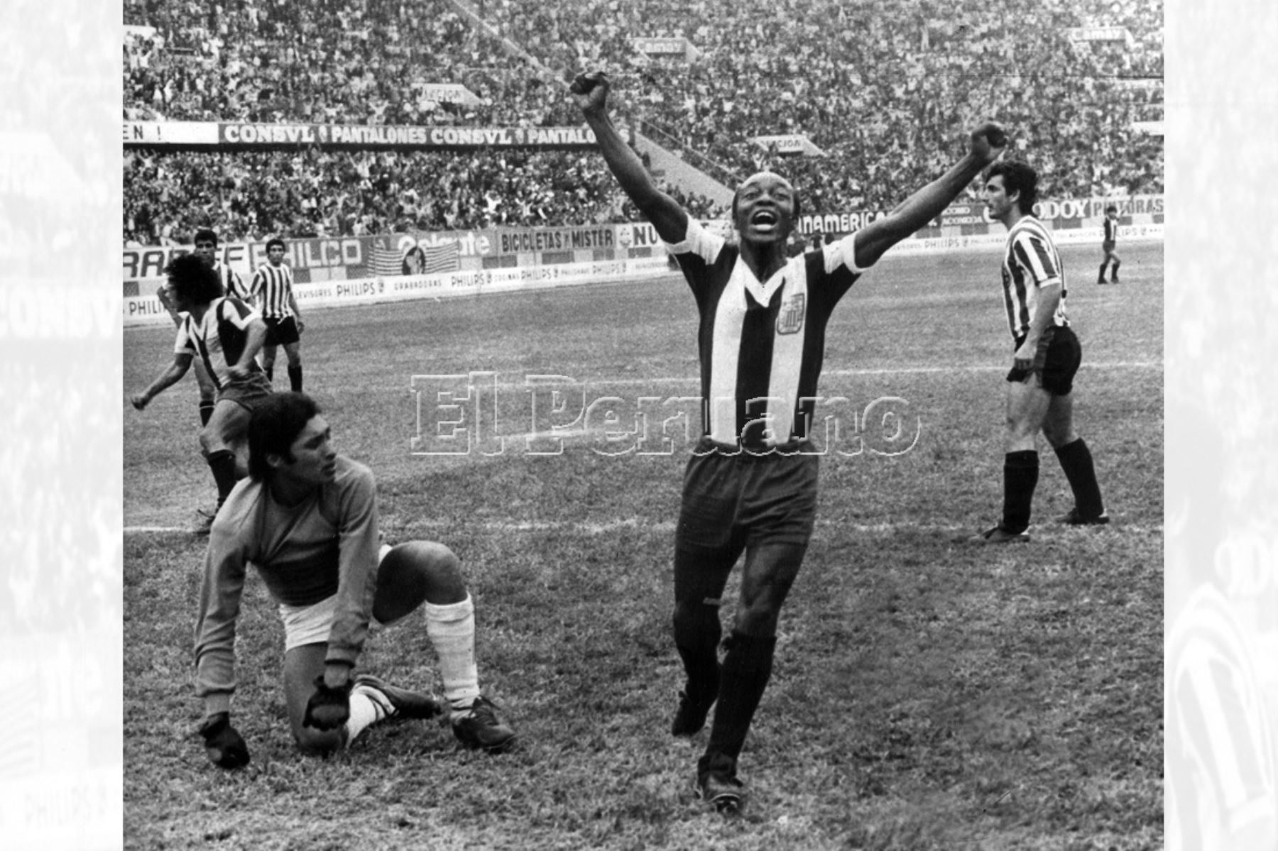 Lima - 22 julio 1974 / Víctor "Pitín" Zegarra celebra uno de los goles íntimos en el triunfo de Alianza Lima sobre Unión Huaral por el torneo descentralizado de fútbol. Foto: Archivo Histórico de EL PERUANO