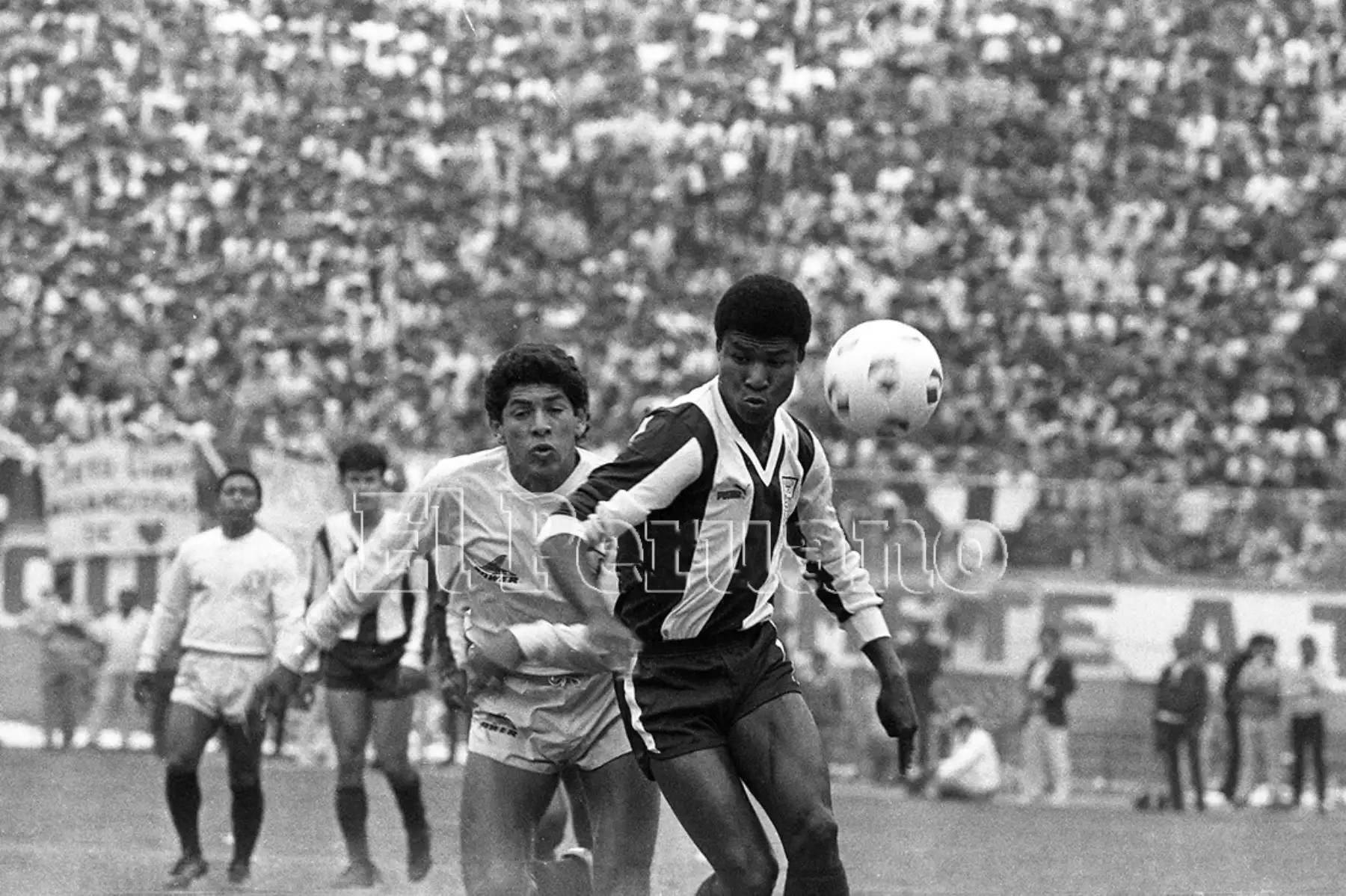 Lima - 1 noviembre 1987 / El delantero Luis Escobar supera a sus marcadores en el encuentro entre Alianza Lima y Universitario. El cuadro aliancista ganó el clásico 1-0 con gol del "Potrillo" Escobar. Foto: Archivo Histórico de EL PERUANO