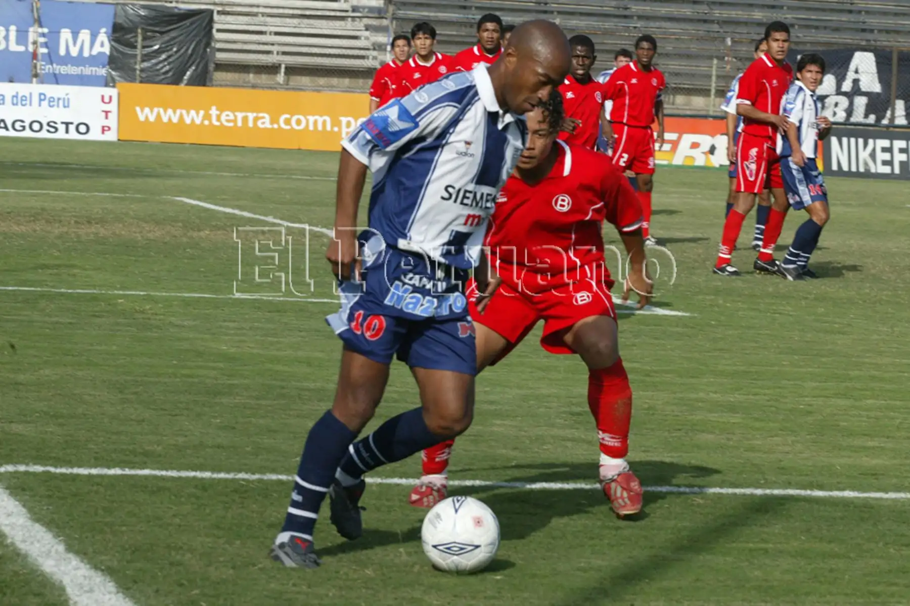 Lima - 6 julio 2003 / Waldir Sáenz intenta superar a un rival en partido entre Alianza Lima y Bolognesi de Tacna. Foto: Diario Oficial EL PERUANO
