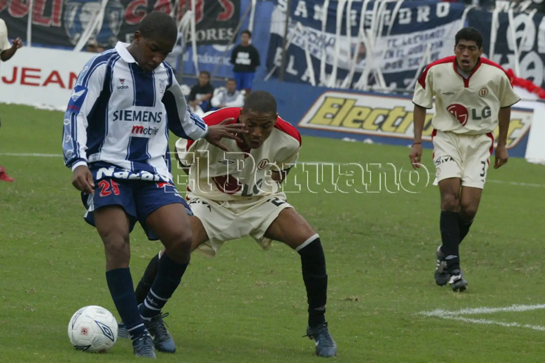 Lima - 10 agosto 2003 / Jefferson Farfán delantero de Alianza Lima en el clásico con Universitario de Deportes. Foto: Diario Oficial EL PERUANO