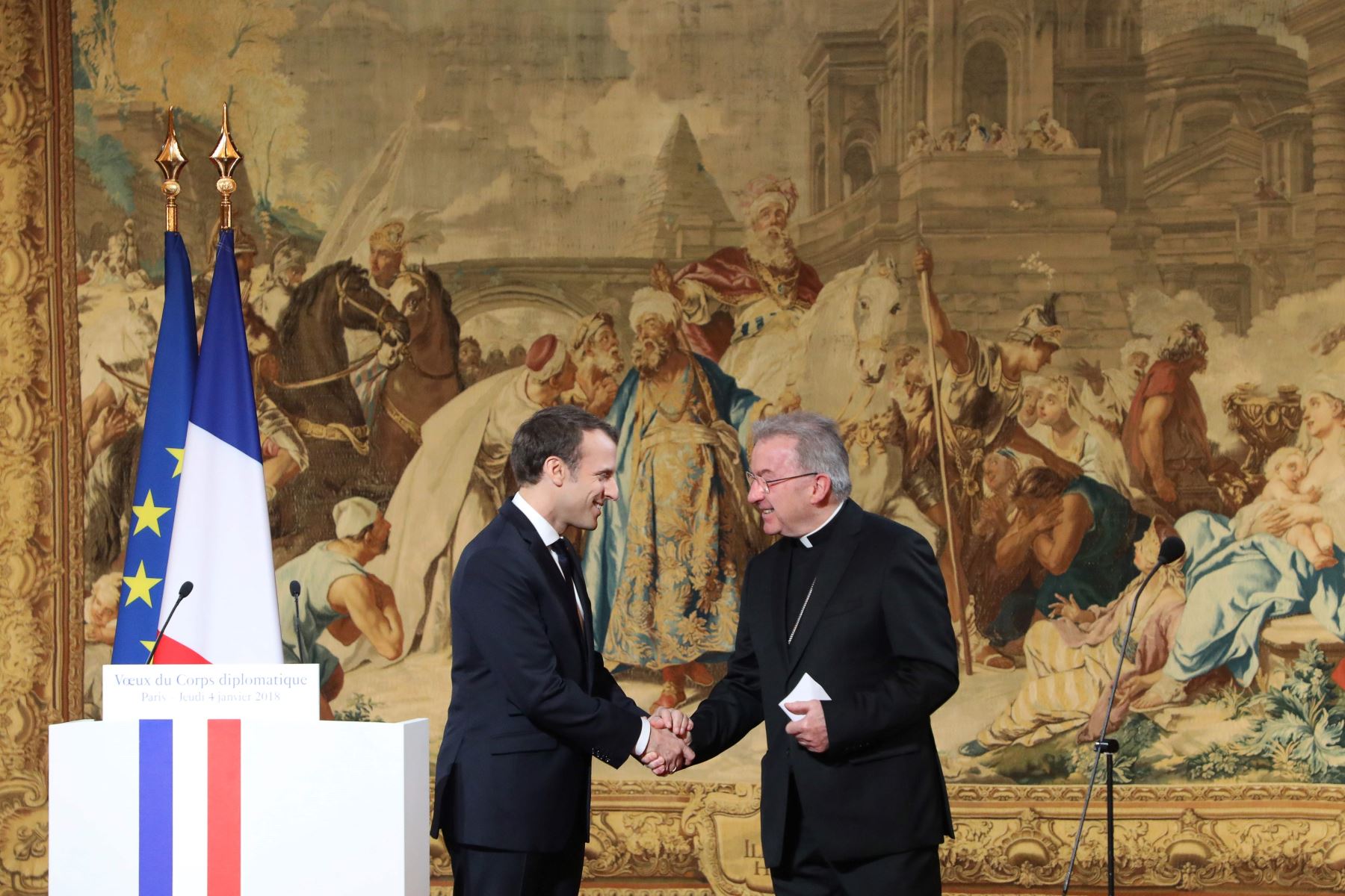 Foto de archivo tomada el 4 de enero de 2018, el presidente francés Emannuel Macron le da la mano al nuncio apostólico en Francia Luigi Ventura. Foto: AFP