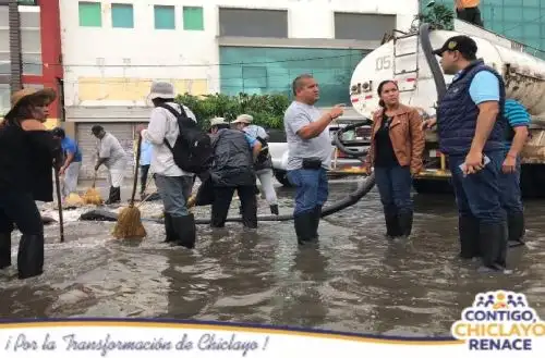 El pleno del Concejo de la Municipalidad Provincial de Chiclayo aprobó por mayoría la declaratoria de emergencia en la ciudad de Chiclayo, que permitirá adquirir bienes para atender de manera directa las urgentes necesidades de los pobladores ante la intensa lluvia que cayó hoy sobre esta jurisdicción.
