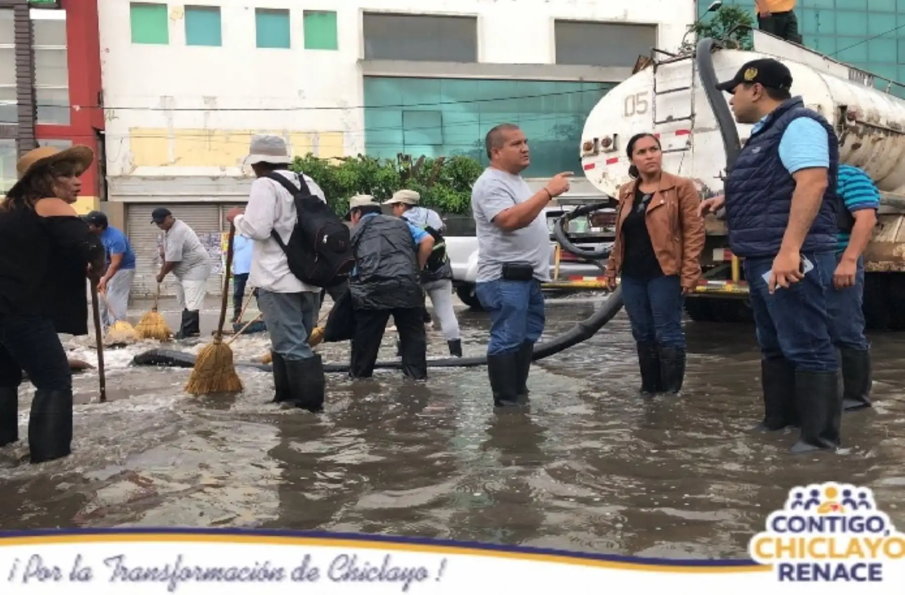 El pleno del Concejo de la Municipalidad Provincial de Chiclayo aprobó por mayoría la declaratoria de emergencia en la ciudad de Chiclayo, que permitirá adquirir bienes para atender de manera directa las urgentes necesidades de los pobladores ante la intensa lluvia que cayó hoy sobre esta jurisdicción.