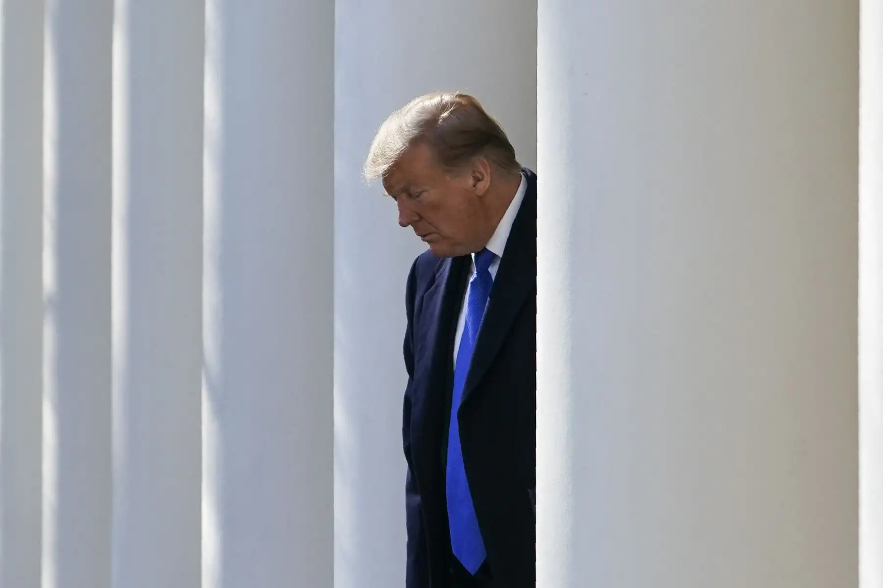 El presidente de los EE. UU., Donald Trump, llega para pronunciar comentarios en el Rose Garden de la Casa Blanca en Washington, DC.  El presidente Donald Trump, repitiendo su afirmación de que "las paredes funcionan", anunció que declarará una emergencia nacional para para construir una barrera en la frontera entre Estados Unidos y México sin financiamiento del Congreso. AFP