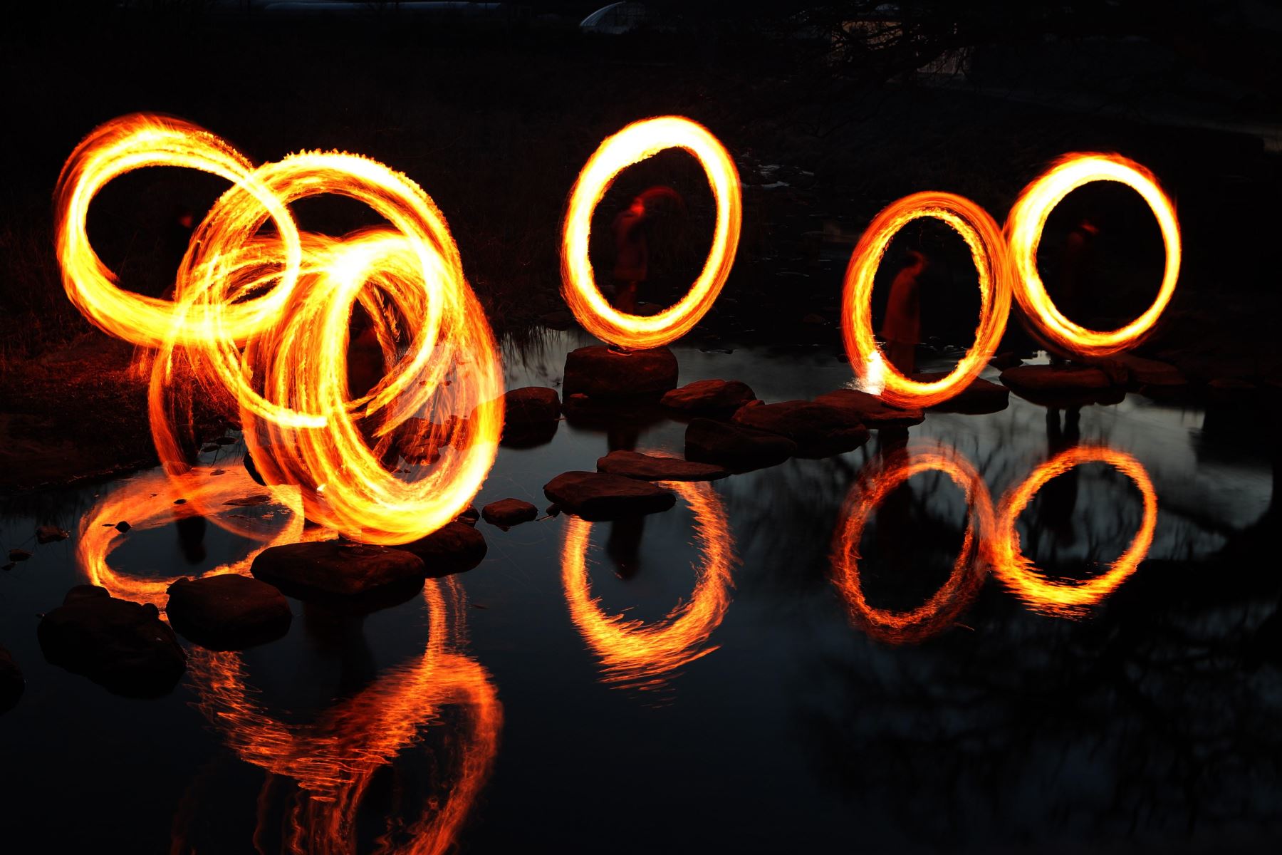 Un grupo de personas participa en el tradicional "jwibulnori", un juego tradicional, ayer jueves, en la vÌspera de la primera luna llena del Año Nuevo Lunar, en Gwangju (Corea del Sur). El juego, en el que las personas giran alrededor de quemadores llenos de carbones en los arrozales, está diseñado principalmente para ahuyentar los malos espíritus y la mala suerte. Foto: EFE