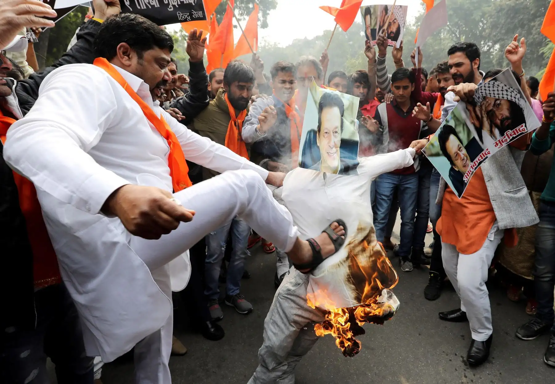 Activistas de la organización nacionalista hindú Sena queman este viernes una efigie del primer ministro paquistaní, Imran Khan, durante una protesta contra el atentado terrorista ocurrido en la víspera en la Cachemira india, en el que más de 40 agentes indios murieron. La India anunció hoy que tomar· "todas las medidas diplomáticas posibles" para aislar a Pakistán de la comunidad internacional, después de hallar "pruebas indiscutibles" de su implicación en el atentado. EFE
