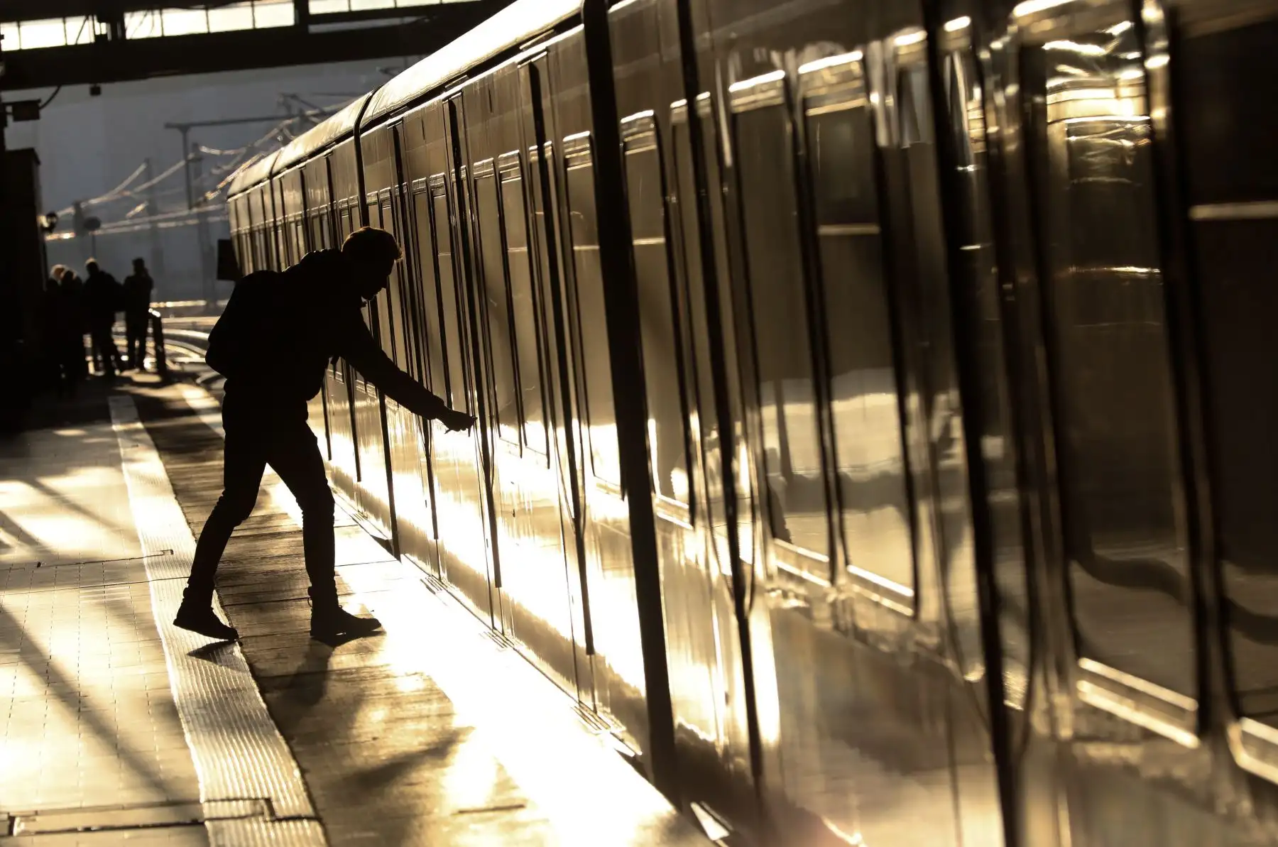 Un pasajero trata de subir a bordo de un tren durante la jornada de huelga convocada este viernes por los trabajadores de la empresa de transportes públicos berlinesa BVG, en BerlÌn, Alemania. EFE