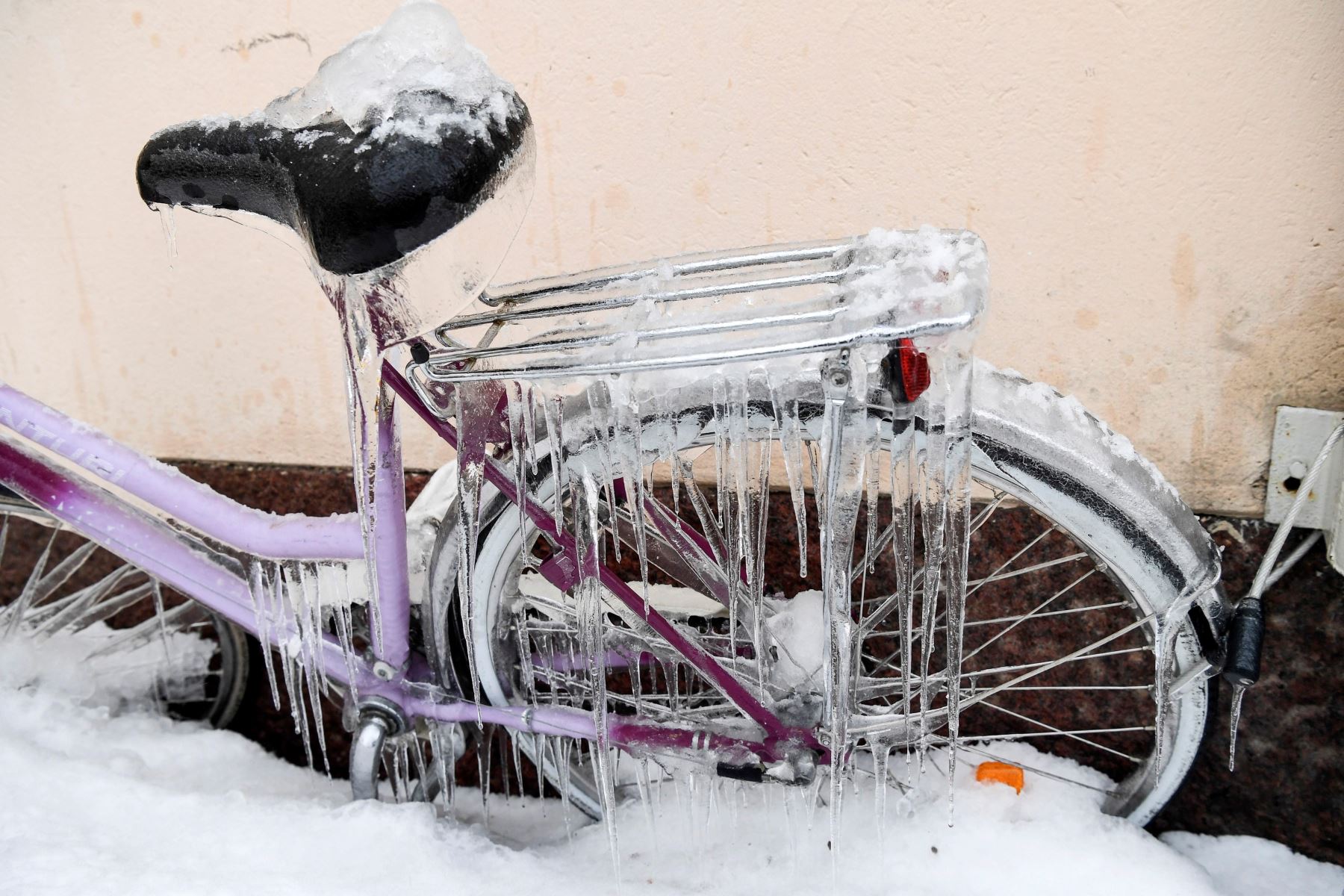 Carámbanos de hielo cubren una bicicleta aparcada en un jardín en Helsinki (Finlandia). EFE
