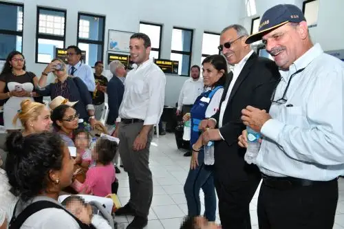 El embajador de los Estados Unidos en el Perú, Krishna R. Urs, y Carlos Scull, embajador-designado del presidente interino de Venezuela, Juan Guaidó, recorrieron hoy las instalaciones del Centro Binacional de Atención Fronteriza (CEBAF) de Tumbes, punto de masivo ingreso de inmigrantes venezolanos al Perú.