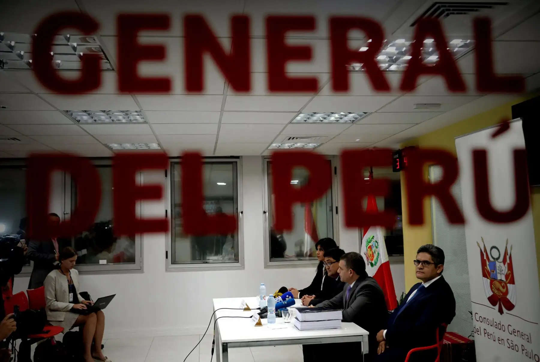 Los fiscales del equipo especial del caso Lava Jato firmaron hoy en Brasil el acuerdo de colaboración eficaz con representantes de Odebrecht y exfuncionarios de esa empresa, que permitirá la entrega de pruebas y testimonios para las investigaciones en los graves casos de corrupción en el Perú.Foto: ANDINA/Internet