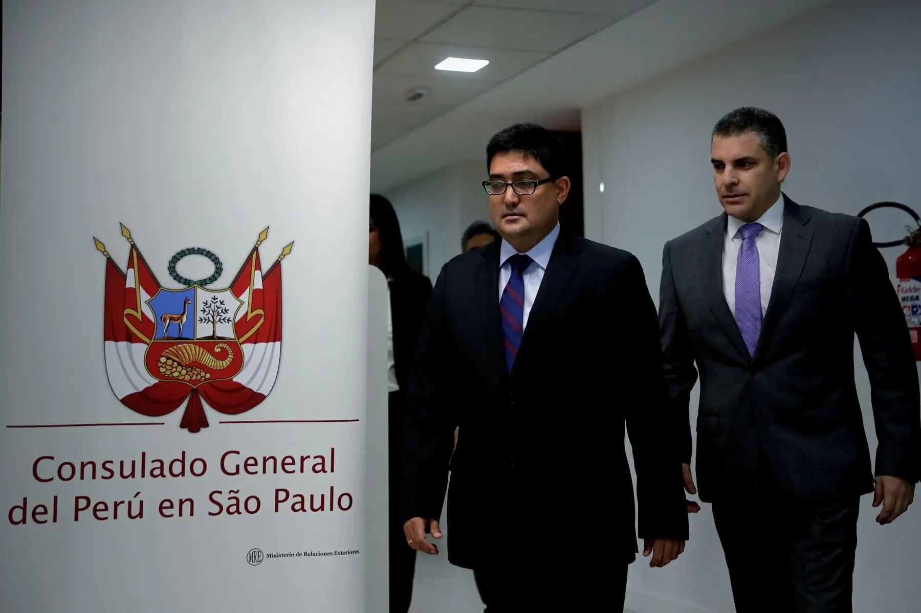 Los fiscales del equipo especial del caso Lava Jato firmaron hoy en Brasil el acuerdo de colaboración eficaz con representantes de Odebrecht y exfuncionarios de esa empresa, que permitirá la entrega de pruebas y testimonios para las investigaciones en los graves casos de corrupción en el Perú.Foto: ANDINA/Internet