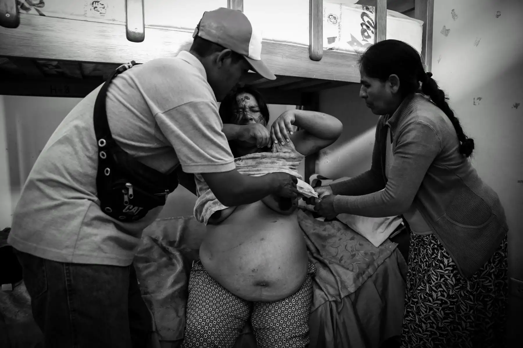 Esta mujer lleva un embarazo de siete meses. Aún no se recupera de sus heridas y llora la pérdida de su hijo menor.  Foto: ANDINA/Nathalie Sayago