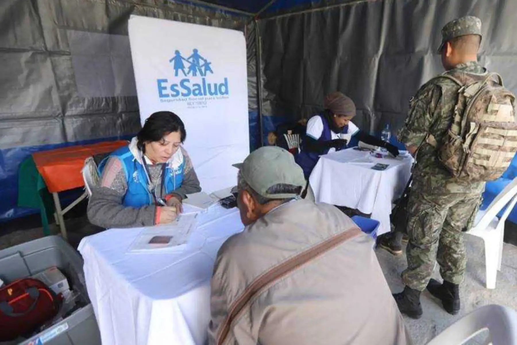 El Seguro Social de Salud (EsSalud) brindó, del 9 de febrero a la fecha, un total de 1,741 atenciones a la población afectada por las intensas lluvias que provocaron desborde de ríos y huaicos en las regiones Moquegua y Tacna a través del Hospital Perú, nosocomio itinerante de dicha institución.