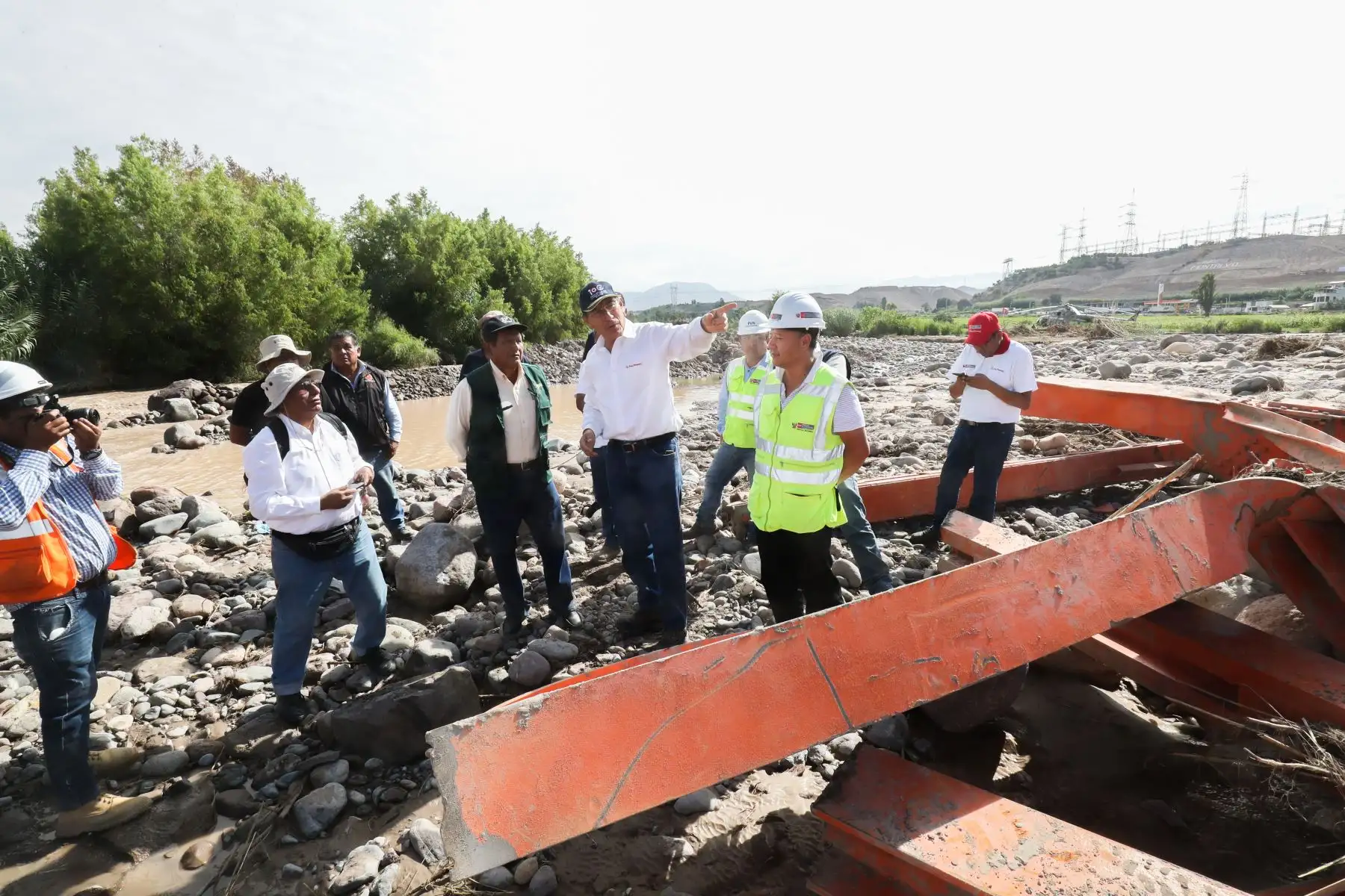 Presidente Martín Vizcarra supervisa trabajos de instalación del nuevo puente Montalvo.

Foto: ANDINA/Juan Carlos Guzmán Negrini.