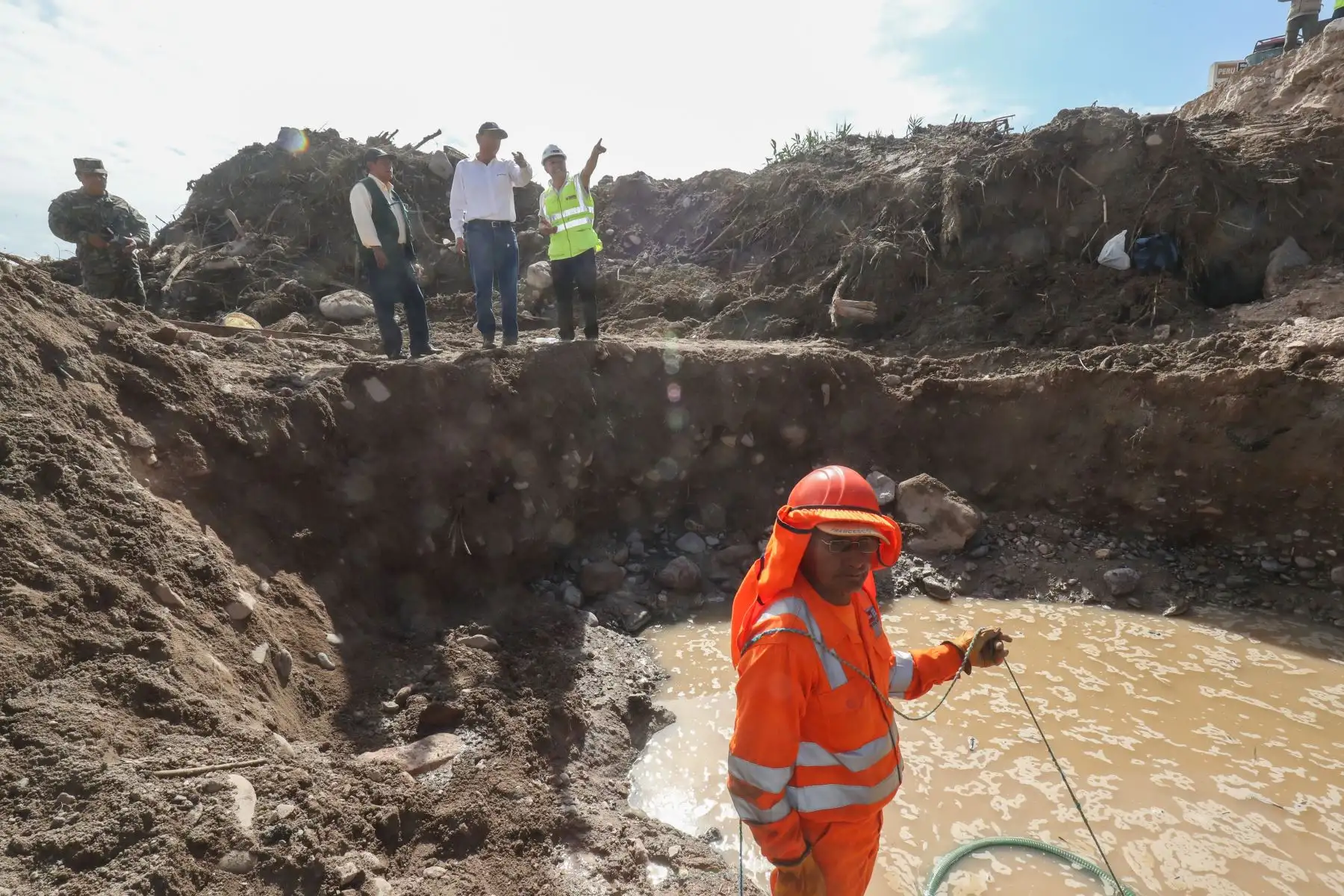 Presidente Martín Vizcarra supervisa trabajos de instalación del nuevo puente Montalvo.

Foto: ANDINA/Juan Carlos Guzmán Negrini.