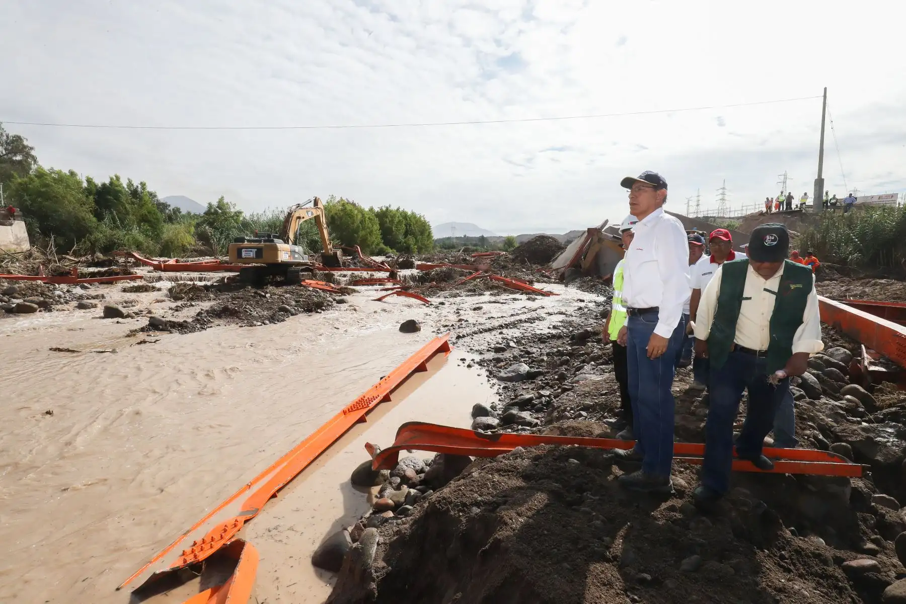 Presidente Martín Vizcarra supervisa trabajos de instalación del nuevo puente Montalvo.

Foto: ANDINA/Juan Carlos Guzmán Negrini.