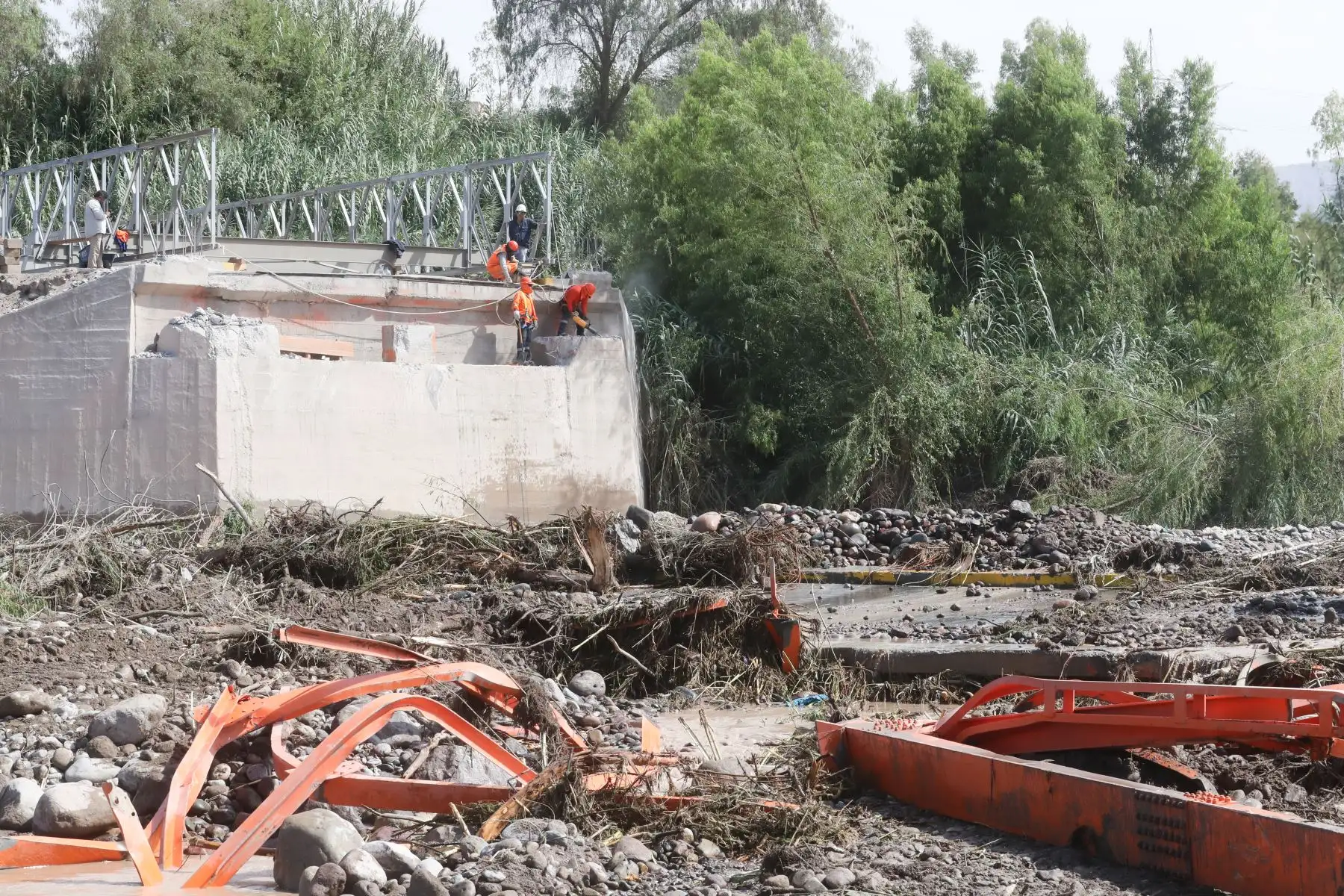 Presidente Martín Vizcarra supervisa trabajos de instalación del nuevo puente Montalvo.

Foto: ANDINA/Juan Carlos Guzmán Negrini.