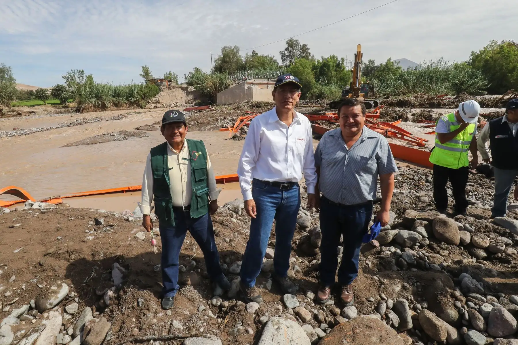 Presidente Martín Vizcarra supervisa trabajos de instalación del nuevo puente Montalvo.

Foto: ANDINA/Juan Carlos Guzmán Negrini.