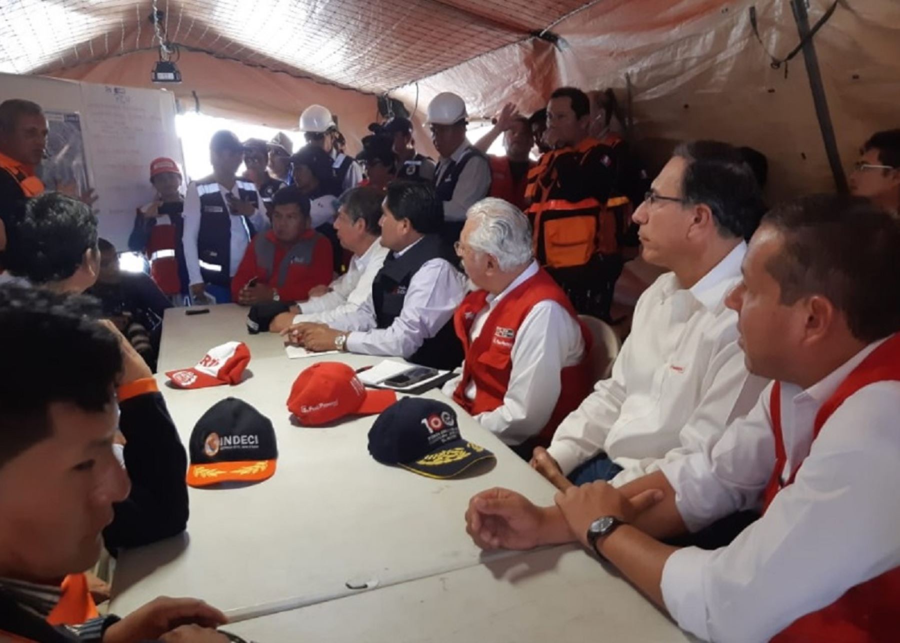 El presidente Martín Vizcarra y el ministro de Vivienda, Construcción y Saneamiento, Javier Piqué, se reúnen con equipo técnico y autoridades locales y regionales de Tacna.