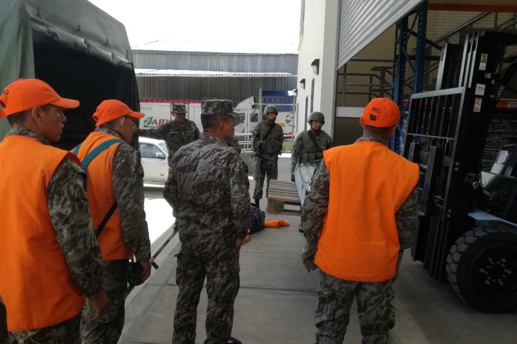 Personal del Batallón de Infantería Motarizada N°6 del Ejército en Huaraz trasladó ayuda humanitaria para la población del distrito de Mangas, provincia de Bolognesi, región Áncash, afectadas por las lluvias y huaicos, se informó.