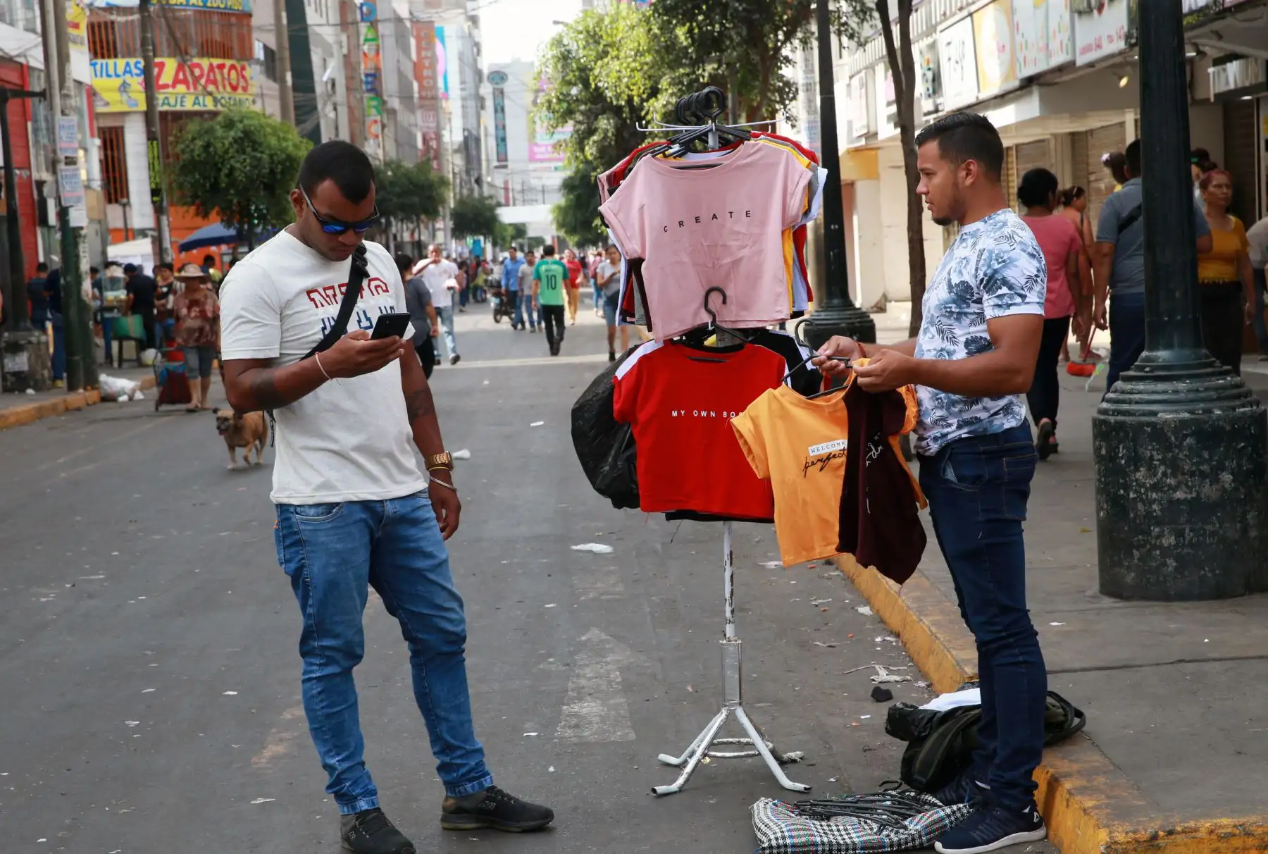 Posible desalojo de ambulantes de gamarra .Foto: ANDINA/Norman Córdova