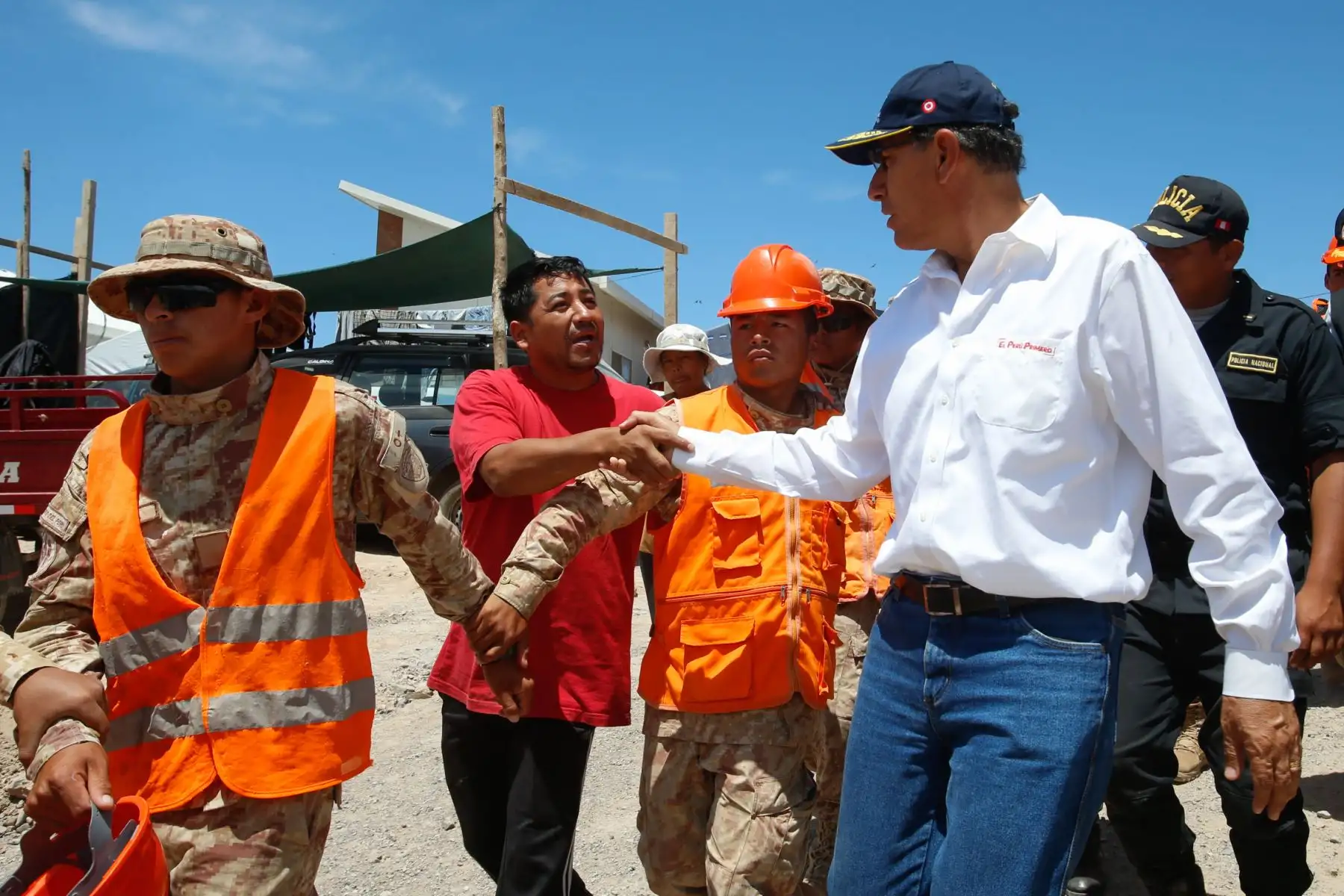 Presidente Martín Vizcarra visita zona de refugio en Alto Mirave donde están ubicados los damnificados por el huaico que arrasó la población de Mirave, Tacna.Foto: ANDINA/Nathalie Sayago