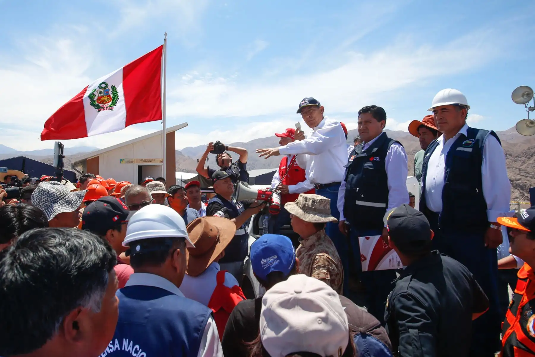 Presidente Martín Vizcarra visita zona de refugio en Alto Mirave donde están ubicados los damnificados por el huaico que arrasó la población de Mirave, Tacna.Foto: ANDINA/Nathalie Sayago