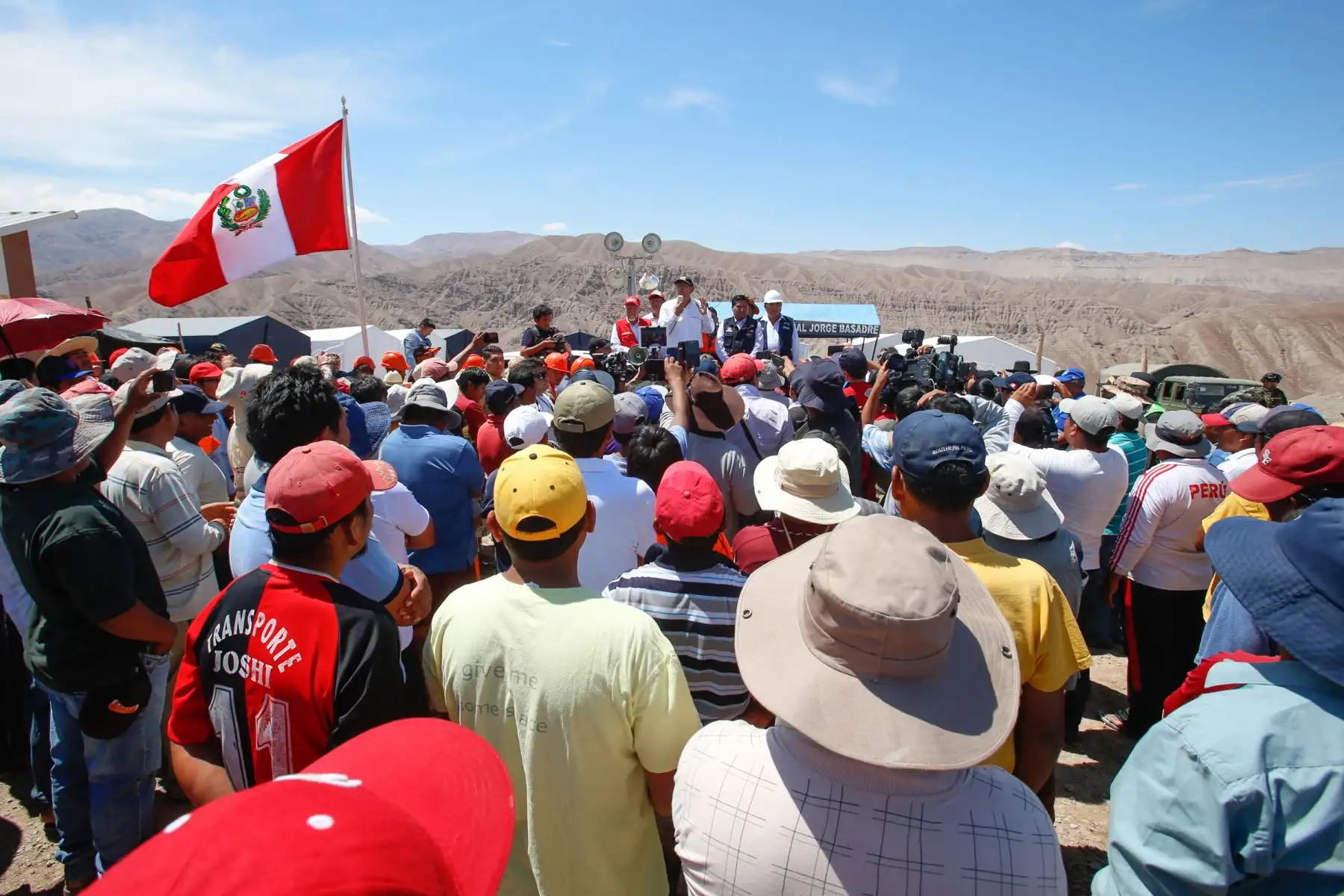 Presidente Martín Vizcarra visita zona de refugio en Alto Mirave donde están ubicados los damnificados por el huaico que arrasó la población de Mirave, Tacna.Foto: ANDINA/Nathalie Sayago