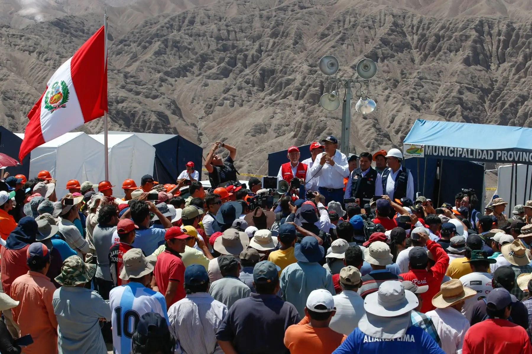 Presidente Martín Vizcarra visita zona de refugio en Alto Mirave donde están ubicados los damnificados por el huaico que arrasó la población de Mirave, Tacna.Foto: ANDINA/Nathalie Sayago