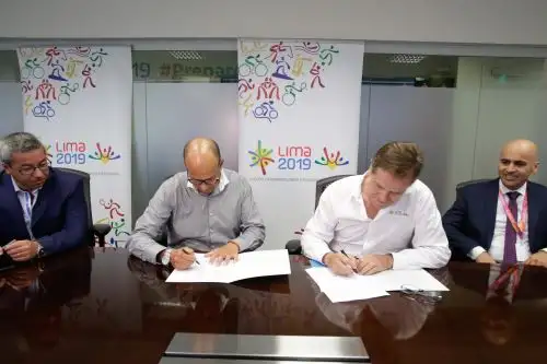 Firma de contrato de cesión de derechos para transmisión exclusiva de Lima 2019 a Frecuencia Latina. Foto: Andina/Difusión.
