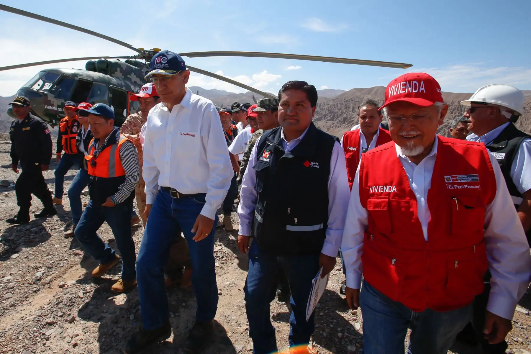 Presidente Martín Vizcarra y el Ministro de Vivienda Javier Piqué, visitan zona de refugio en Alto Mirave donde están ubicados los damnificados por el huaico que arrasó la población de Mirave, Tacna.Foto: ANDINA/Nathalie Sayago