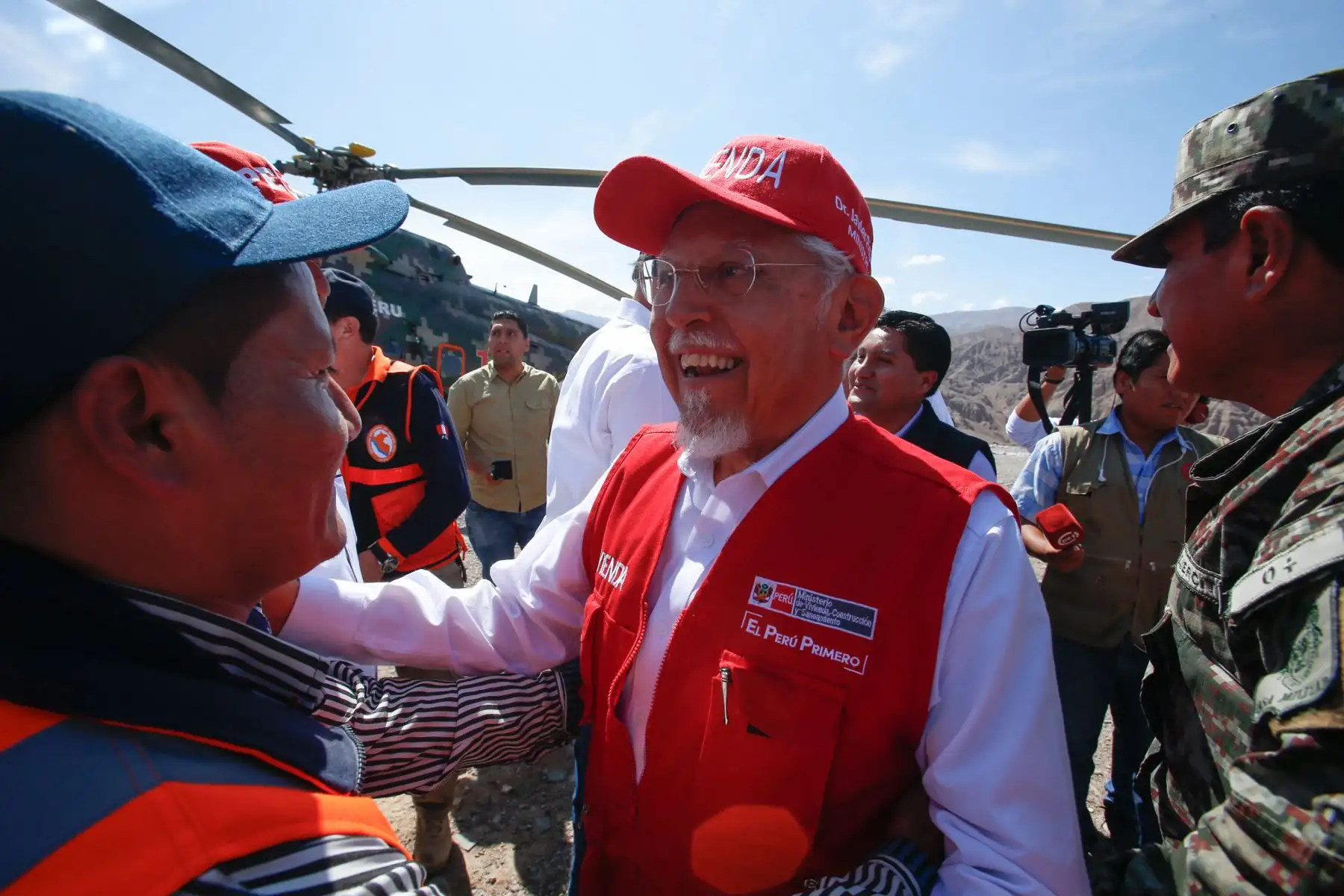 Ministro de Vivienda Javier Piqué llega junto al Presidente Martín Vizcarra a visitar la zona de refugio en Alto Mirave donde están ubicados los damnificados por el huaico que arrasó la población de Mirave, Tacna.Foto: ANDINA/Nathalie Sayago