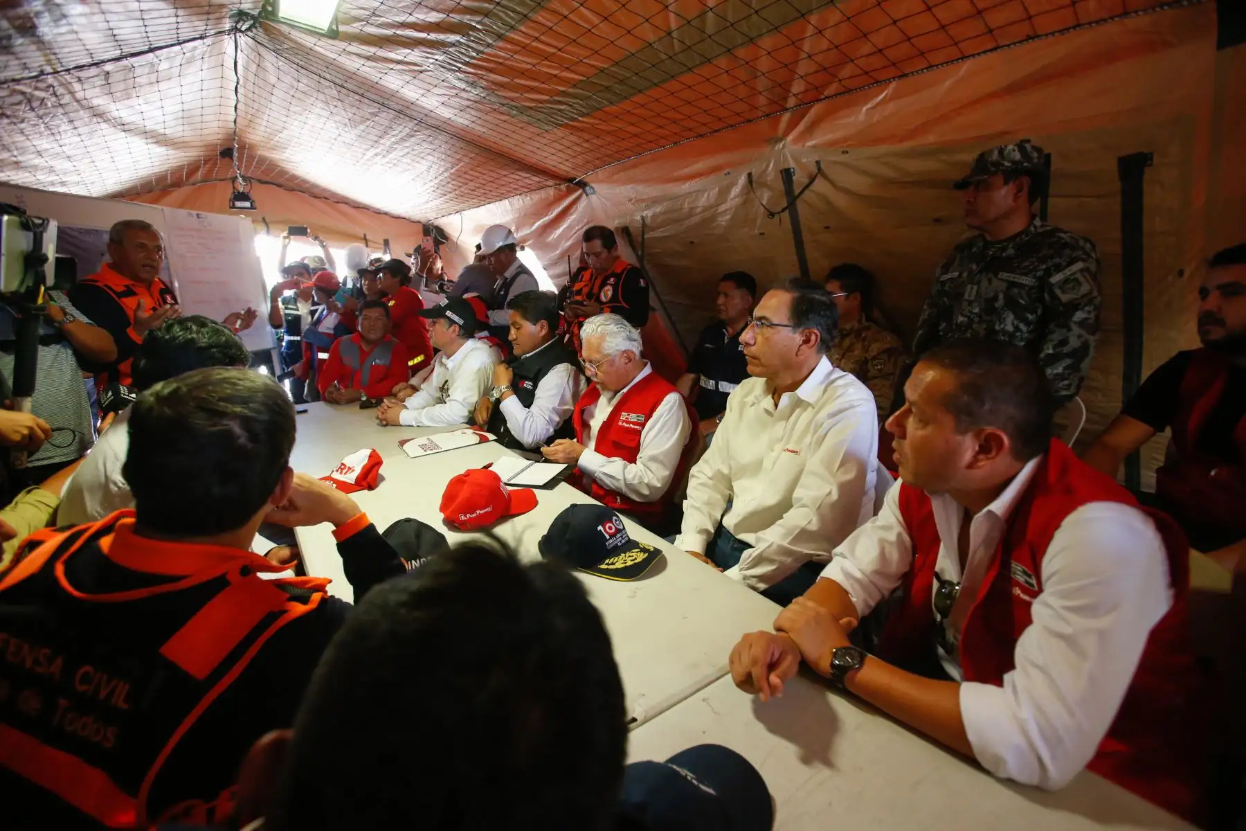 Presidente Martín Vizcarra visita zona de refugio en Alto Mirave donde están ubicados los damnificados por el huaico que arrasó la población de Mirave, Tacna.Foto: ANDINA/Nathalie Sayago