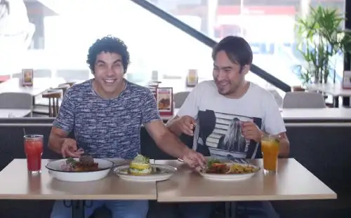 Giovanni y Rogger en una aventura gastronómica.