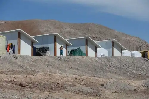 Un primer lote de módulos temporales de vivienda llegó al centro poblado de Mirave, en el distrito tacneño de Ilabaya, en la provincia de Jorge Basadre. Las viviendas permitirán a las familias afectadas por los huaicos permanecer en un lugar seguro.