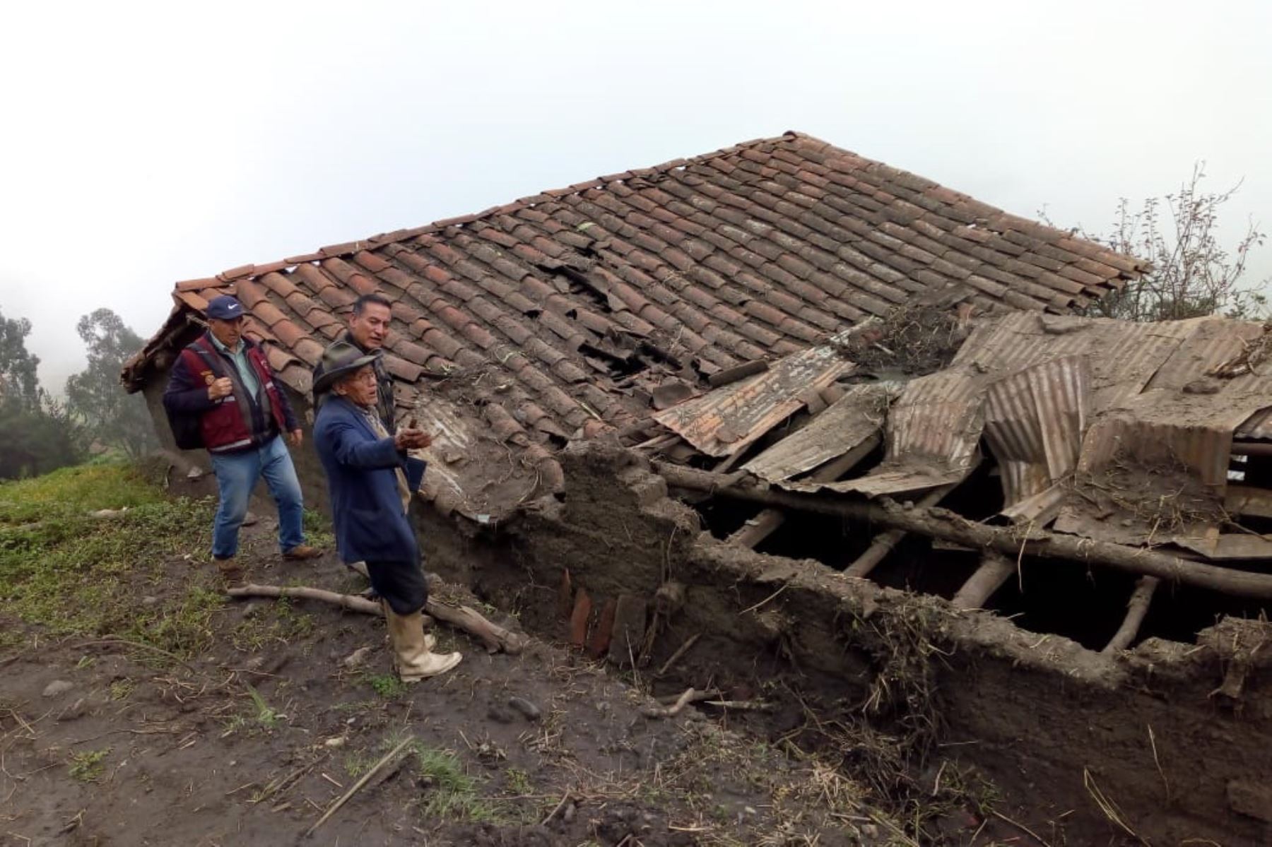 La precaria vivienda del poblador Ladislao Olivos Díaz (85) quedó inhabitable tras huaico en el distrito de Tauca, región Áncash. Foto: ANDINA/Gonzalo Horna
