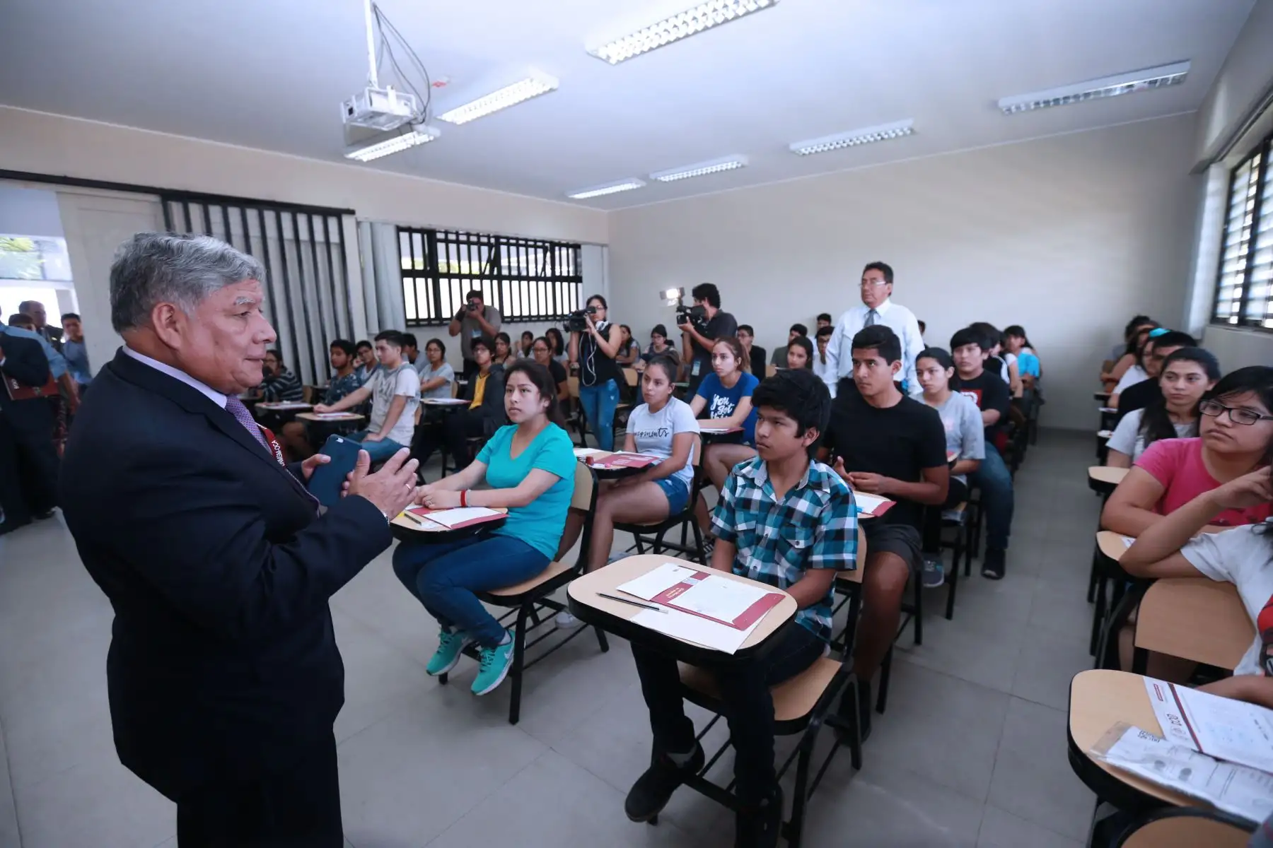 Orestes Cachay Boza.  Rector de la Universidad Nacional Mayor de San Marcos inspecciona el simulacro de examen  de admisión  de San Marcos 
 Foto: ANDINA/Norman Córdova