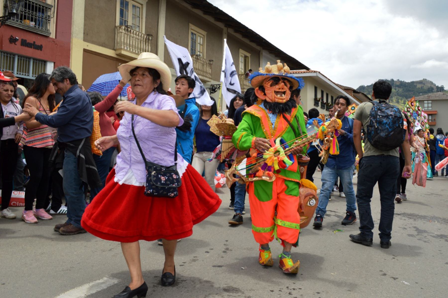 El Bando de Carnaval recorrió las calles de Cajamarca para anunciar el inicio de la fiesta popular que congrega a pobladores y turistas.